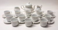 Lote 26 - SERVIÇO DE CHÁ EM PORCELANA - serviço de chá em porcelana da marca Quinta Nova, decoração Classic Branco ornamentado com elementos relevados e com filete dourado, composto por bule, leiteira, açucareiro sem tampa, 12 chávenas, 9 pires, produto p