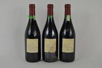 Lote 1739 - Três garrafas de vinho tinto Dão, Sogrape, Reserva de 1985. Para coleccionadores. Nota: falhas nos rótulos.