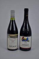 Lote 1976 - Duas garrafas de vinho tinto Esporão Reserva, sendo uma da colheita de1986 (1º ano de produção) com rótulo de João Hogan (P.V.P. em garrafeiras nacionais de mais de 60€) e a outra da colheita de 1999 com rótulo da autoria de Pedro Proença (ven