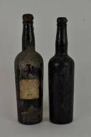 Lote 1981 - Duas garrafas de Vinho do Porto antigas, uma sem rótulo e outra com rótulo sem leitura.