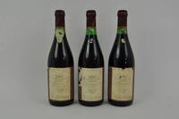 Lote 1986 - Três garrafas de vinho tinto Dão Udaca - Garrafeira de 1985. Garrafas numeradas de uma produção de 5000 garrafas (9128; 15075; 15130). Para coleccionadores. Nota: falhas nos rótulos.