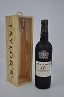 Lote 1987 - Garrafa de Vinho do Porto TAYLOR´S 40 Anos, Tawny. Garrafa com valor de venda em garrafeiras nacionais e internacionais superior a 195€. Para coleccionadores. Nota: Na caixa original em madeira.