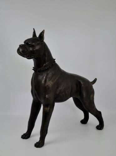 Lote 2605 - Escultura em bronze representando um cão da raça "Boxer", com 65x60 cm.