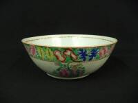 Lote 2680 - Taça circular em porcelana chinesa da Companhia das Índias, Séc. XVIII, família rosa, com decoração floral. Dim: 9,5x25cm.