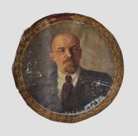 Lote 2685 - Pintura a óleo sobre tela, sem assinatura, motivo "Retrato de Lenin", com 140 cm de diâmetro - SEM MOLDURA. Pintura com defeitos, falhas de tinta. Nota: Lenine, Vladimir Ilitch (1870-1924) foi membro fundador, principal teórico e dirigente do 