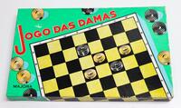 Lote 82 - JOGO DAS DAMAS MAJORA - Jogo das damas vintage de fabrico nacional, da marca Majora, ref. 415/2, com tabuleiro de cartão e todas peças completas em caixa própria. Caixa com pequenas falhas e defeitos. Dimensões: 32,8x20,4x2,8cm