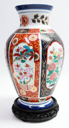 Lote 125 - JARRÃO EM PORCELANA JAPONESA - jarrão em porcelana Japonesa com corpo bojudo estampado com reservas de motivos florais policromados e elementos a dourado, marcada na base, sobre base de madeira. Dimensão: 34 cm de altura. Bom estado geral