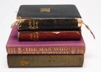 Lote 132 - LITERATURA INGLESA - conjunto de 4 livros antigos na língua inglesa, como "The Poetical Works of Sir Walter Scott", "The Poetical Works of Longfellow", "Famous Sea-Fighters" de Charles Lee Lewis de 1930, ou "Tehb Man whon Stole Portugal" de Mur