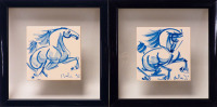 Lote 165 - AZULEJOS, OBRA DE AUTOR - Conjunto de 2 azulejos fabrico da Azupal (Pombal) com motivo de Cavalos pintados a azul sobre azulejo branco, assínados, aplicados sobre vidro, com moldura. Dimensões: 14x14 cm. (28,5x28,5 cm.)