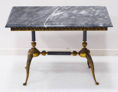 Lote 247 - MESA DE APOIO - mesa de apoio de tampo retangular em mármore com estrutura em latão dourado ornamentado com motivos vegetalistas. Dimensão: 48x69x41 cm. Marcas de uso