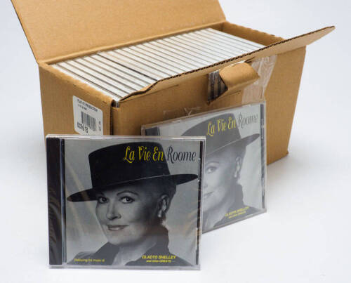 Lote 272 - YVONNE ROOME - conjunto com 25 cd's de Yvonne Roome "La Vie en Roome", Featuring the music of Glads Shelley and other Greats. Cd´s embalados