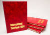 Lote 277 - INTERNATIONAL YEARBOOK - quatro volumes "International Yearbook. A yearbook covering the events of the year", dos anos 1988, 1989, 1990 e 1994, Eric Gysling, Caxton and English Educational Programmes International Limited. Livros de capa dura. - 2