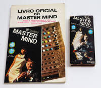 Lote 280 - JOGO MINI MASTER MIND E LIVRO OFICIAL - Conjunto composto pelo jogo Mini Master Mind original da Invicta, completo com todas as peças, com o envólucro em cartolina ilustrada original e livrinho de regras junto com o Livro Oficial do Master Mind