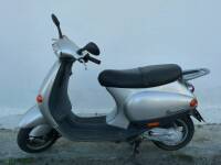 Lote 2833 - Mota/Scooter marca Vespa, modelo ET2 - 50, versão, Ano 000, Nº Kms 6.108, cilindrada 49,4 cc, combustível Gasolina e óleo, cor cinzento metalizado, Em BOM estado, Tem um PVP nova de 2.950€ euros que pode verificar em diversos sites da especial