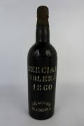 Lote 2876 - Garrafa de Vinho da Madeira Leacocks Sercial Solera de 1860. Atinge valores de venda em garrafeiras internacionais de 1190€ (http://www.sodivin.co.uk) Nota: com perda aceitável para idade da garrafa em questão