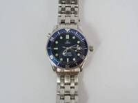 Lote 2889 - Relógio Omega Seamaster Professional 300M, swiss made, mostrador cor azul com ponteiros fluorescentes e calendário, caixa e bracelete em aço inox numerado, movimento quartz, vidro de safira, resistente a água até 300m de profundidade. Nota: Be