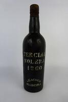 Lote 2921 - Garrafa de Vinho da Madeira Leacocks Sercial Solera de 1860. Atinge valores de venda em garrafeiras internacionais de 1190€ (http://www.sodivin.co.uk) Nota: com perda aceitável para idade da garrafa em questão