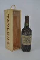 Lote 2939 - Garrafa de Vinho do Porto TAYLOR´S Vintage Port de 1912. Garrafa muito rara. Atinge valores de venda em garrafeiras nacionais e internacionais superiores a 1000€. Para coleccionadores. Nota: Em caixa de madeira. Garrafa com nível perfeito.