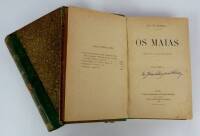 Lote 2951 - "Os Maias" 1ª Edição, uma das obras mais conhecidas do escritor português Eça de Queiroz, publicado no Porto em 1888, Livraria Internacional de Ernesto Chardron, Casa Editora Lugan & Genelioux, Sucessores, composta por 2 volumes encadernados, 