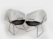 Lote 2670 - Par de cadeiras "Diamond Chair", reprodução design de Harry Bertoia em 1952. É um testamento da visão e talento invulgares do designer. A sua forma em diamante feita com hastes de aço soldado é o resultado das experiências intensivas de Bertoia com hastes dobradas, PVP do original 1.154€ http://www.smow.com/en/design/designer-furniture/knoll-international/diamond-chair.html?listtype=search&searchparam=diamond..