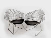 Lote 2670 - Par de cadeiras "Diamond Chair", reprodução design de Harry Bertoia em 1952. É um testamento da visão e talento invulgares do designer. A sua forma em diamante feita com hastes de aço soldado é o resultado das experiências intensivas de Bertoi