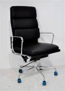 Lote 2821 - "CHARLES & RAY EAMES" Executive" Office Chair Soft Pad EA219, reprodução, cadeira com braços, base giratória em cromado, assento e costas em pele preta,com rodízios, com 114x53x59 cm, Nova. Nota: Esta peça original nova tem um PVP 3.966€ (ver em www.einrichten-design.de).