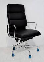 Lote 2821 - "CHARLES & RAY EAMES" Executive" Office Chair Soft Pad EA219, reprodução, cadeira com braços, base giratória em cromado, assento e costas em pele preta,com rodízios, com 114x53x59 cm, Nova. Nota: Esta peça original nova tem um PVP 3.966€ (ver 