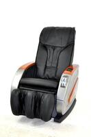 Lote 2823 - Cadeira de massagens, Coin Operated Massage Chair RT- M01, Deluxe Chair, estofo em pele sintética preta, massaja as costas, entre pescoço e queixo, relaxa os musculos e activa a circulação, com 120x130x85 cm, com valor de venda nova entre 1300