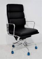 Lote 2934 - "CHARLES & RAY EAMES" Executive" Office Chair Soft Pad EA219, reprodução, cadeira com braços, base giratória em cromado, assento e costas em pele preta,com rodízios, com 114x53x59 cm, Nova. Nota: Esta peça original nova tem um PVP 3.966€ (ver 