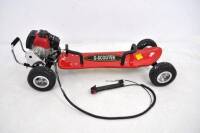 Lote 2936 - Skate com motor a gasolina, com prancha em fibra de cor vermelha, com 92X49cm. Dispõe de ferramentas de montagem, livro de instruções e depósito para mistura. Nota: Novo.