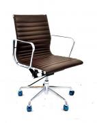 Lote 2692 - Aluminium Chair, Design CHARLES & RAY EAMES com braços, reprodução, base giratória em alumínio cromado, assento e costas em pele castanha canelada, com 84x55x54 cm, Nova, Nota: Esta cadeira nova no fabricante original tem um Preço de Venda de 2.063€.(ver em www.einrichten-design.de) 