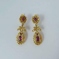 Lote 2818 - Brincos em ouro amarelo contraste português 800 (19.2K), cravejado com vários diamantes em talhe brilhante redondo cerca de 0.30 ct (0.60 ct no total) e 3 rubis sendo dois em talhe oval e um pequeno em talhe redondo com cerca de 1.40 ct no tot