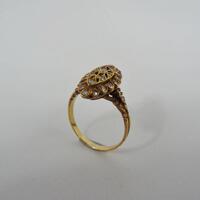 Lote 2901 - Anel de senhora, ouro Amarelo com contraste antigo português (800), ricamente trabalhado á mão com motivos florais vazados, cravejado com 30 diamantes em talhe brilhante com cerca 0.60 ct no total, tam16 e o Peso: 4g. Nota: PVP em segunda mão 