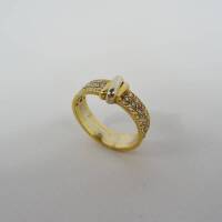 Lote 2958 - Anel de senhora em ouro bicolor (amarelo e branco) com contraste português 800, cravejado com 42 diamantes em talhe brilhante com aprox. 0.50 ct no total, tam10 e o Peso: 4.5g. Nota: Usado em bom estado de conservação com PVP em joalharia Braz