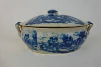 Lote 15 - Terrina com decoração azul e branca oriental, apresenta restauro numa das pegas, com 23x16x11 cm, Nota: apresenta sinais de uso