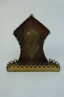 Lote 19 - Oratório de parede em madeira ornamentado com vazados a latão com imagem de Nossa Senhora em bronze, com 21x20x6,5 cm, Nota: apresenta sinais de uso