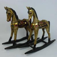 Lote 72 - Dois cavalos de baloiço pintados á mão com 45 cm de altura