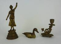 Lote 78 - Três peças em latão e bronze, castiçal trabalhado, com 12cm de altura, escultura de pato com 13 cm de comprimento e estatueta de figura feminina estilo Império, com 22 cm de altura, Nota: usado