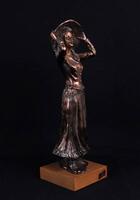 Lote 87 - Estatueta com figura feminina em bronze com base em madeira assinada "Mas Ruiróz", com 45 cm de altura