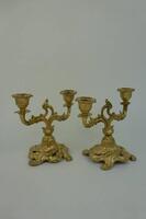 Lote 101 - Par de candelabros de 2 lumes em bronze patinado, com 17 cm de altura Nota: usado