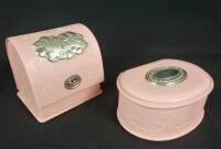 Lote 155 - Conjunto de guarda-joias e mealheiro cor de rosa de criança, em pele, com aplicações em prata, guarda-jóias com 6x14x11 cm e mealheiro com 11x11x10 cm Nota: Fecho do mealheiro avariado, com sinais de uso