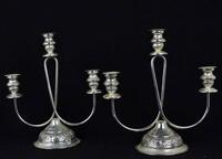 Lote 174 - Par de candelabros de 3 lumes em casquinha, base trabalhada, com 32 cm de altura cada