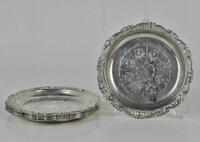 Lote 204 - Seis pequenos pratos em casquinha cinzelada, bordo trabalhado, Silver Plate on Steel , Hong Kong, com 10.5 cm de diâmetro cada, Nota: apresenta sinais de uso