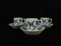 Lote 221 - Conjunto de 3 chávenas de chá em porcelana MEISSEN decoração BLUE ONION