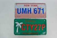 Lote 265 - Duas placas em metal de automóvel decorativas, New York UMH 671 e Florida CTY27P Palm Beach, com 15x30 cm cada, aplicável na parede, Nota: usado