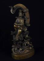 Lote 267 - Estatueta com figura feminina oriental em bronze, com 40 cm de altura