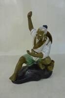 Lote 309 - Estatueta em porcelana oriental "Pescador" policromada com 22 cm de altura, peça incompleta (falta a cana), Nota: apresenta sinais de uso