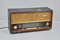 Lote 313 - Rádio de válvulas MURPHY, ANOS 50, em madeira folheada, com 28x56x18 cm Nota: madeira com falhas, com sinais de uso, não funciona