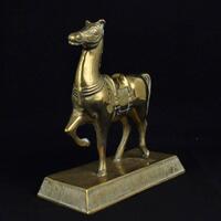 Lote 326 - Estatueta em bronze de cavalo com base, com 25x22x10 cm, Nota: apresenta sinais de uso