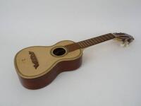 Lote 371 - Instrumento musical "Cavaquinho" com 55 cm de comprimento, Nota:Sem cordas